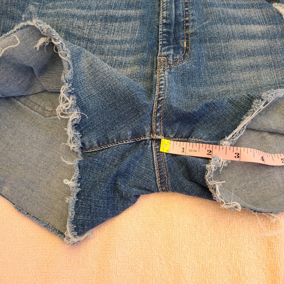 Signature by Levi Strauss High Rise Distressed Raw Hem Shorts Size 10 - Picture 11 of 11